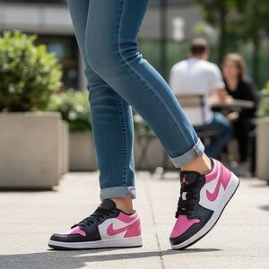 Jordan Girls Low Pinksicle (GS), size 4.5